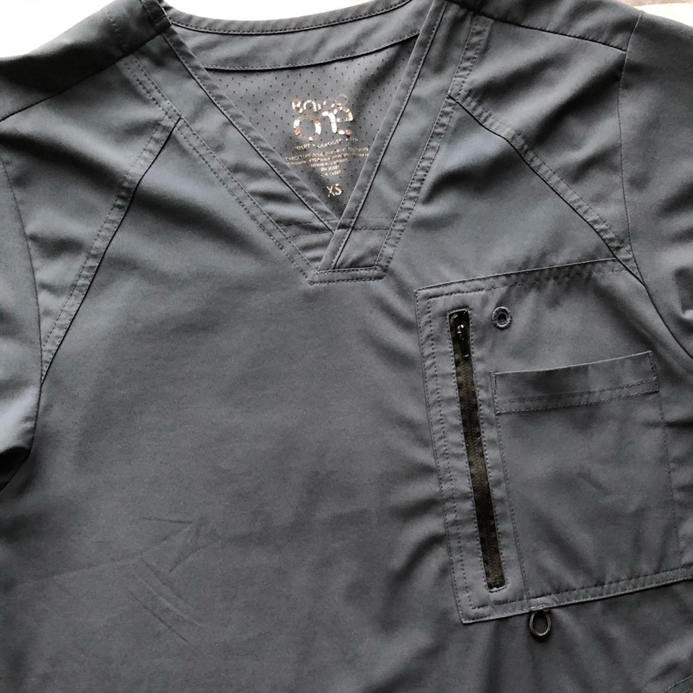 Barco One men’s scrub top